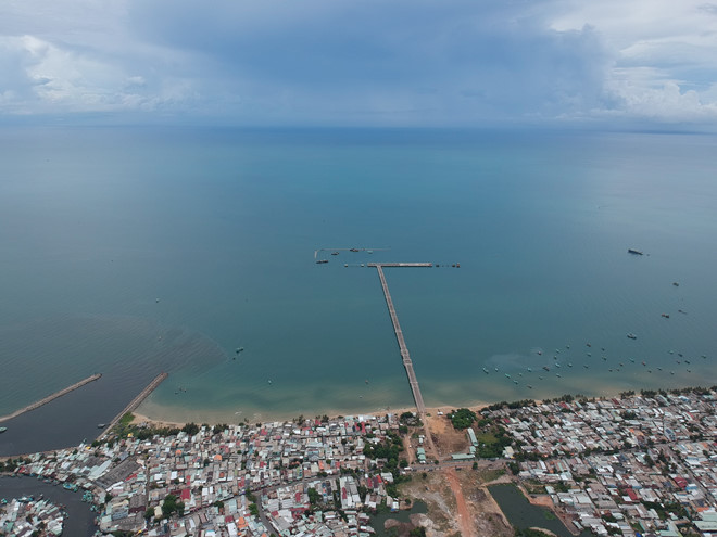 Chiêm[-]ngưỡng[-]Phú[-]Quốc[-]từ[-]flycam,[-]"sốc"[-]vì[-]nước[-]sông[-]đen[-]ngòm[-]chảy[-]ra[-]biển